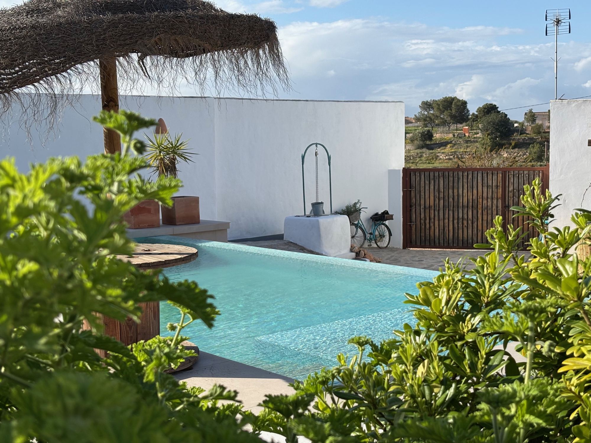 Piscina y tumbonas en La Casa del Aljibe