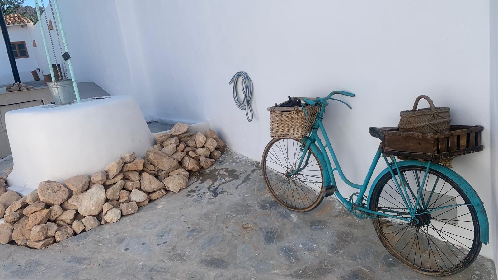 Piscina iluminada al atardecer